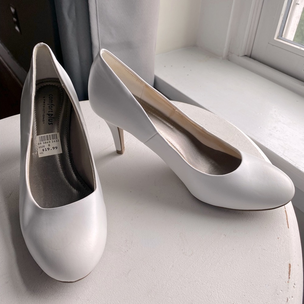 Comfort plus white closed toed 3inch heal women’s size 8